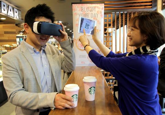 ▲ 스타벅스 고객이 체리블라썸 VR 영상을 감상하고 있다. ⓒ스타벅스커피코리아