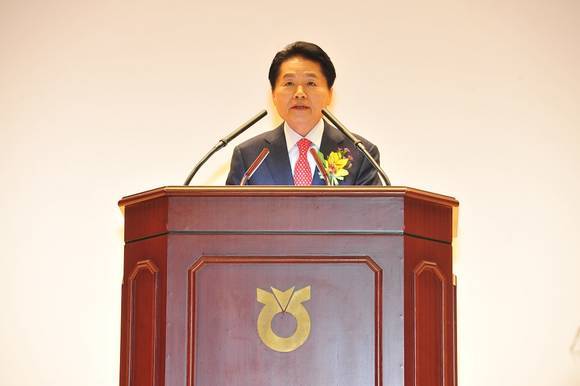 ▲ 농협중앙회는 12일 이른바 '김영란법'으로 불리는 부정청탁 및 금품 등 수수의 금지에 관한 법 시행령이 입법예고 되자 "김영란법 시행은 WTO, FTA 체결보다 더 큰 충격"이라며 농축산물을 제외해줄 것을 거듭 촉구했다.  사진 농협중앙회 김병원 회장. ⓒ 농협중앙회 제공