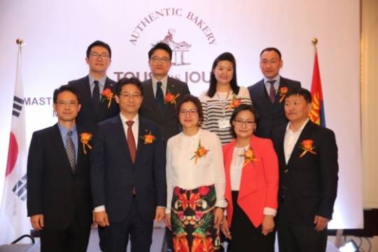 ▲ 앞줄 왼쪽부터 신종훈 CJ푸드빌 글로벌사업 본부장, 정문목 CJ푸드빌 대표이사, Ms. Ariunbat 몽베이커리 CEO, Ms. Naranbat 몽베이커리 General Manager(총괄 매니저) 등 CJ푸드빌과 몽베이커리 관계자들이 뚜레쥬르 몽골 마스터 프랜차이즈(MF) 체결식을 직후 기념촬영을 하고 있다. ⓒCJ푸드빌