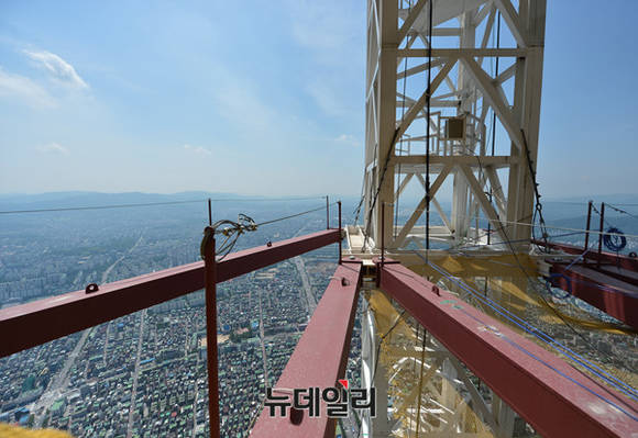 ▲ 크레인을 이용해 랜턴공사 마무리를 하고 있다. ⓒ 뉴데일리 정상윤