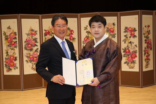 ▲ 제42회 난계국악경연대회 일반부 대상을 차지한 이승헌 씨(사진 오른쪽).ⓒ영동군