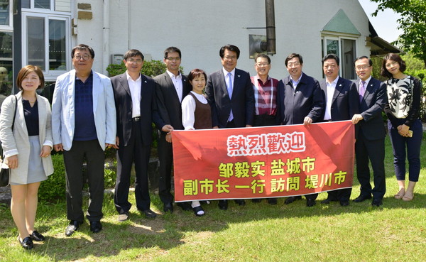 ▲ 중국 염성시 방문단이 제천시를 방문, 이근규 시장 등과 기념촬영을 가졌다.ⓒ제천시