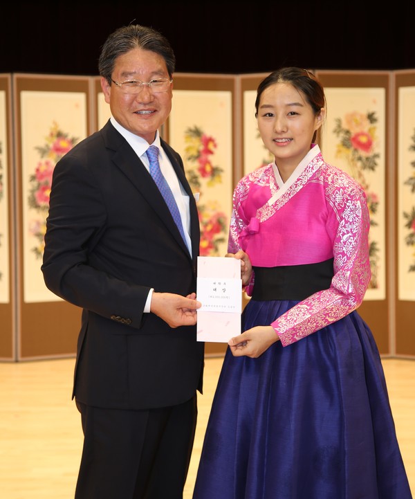 ▲ 제42회 난계국악경연대회에서 대학부 대상을 받은 이연진 씨(오른쪽).ⓒ영동군