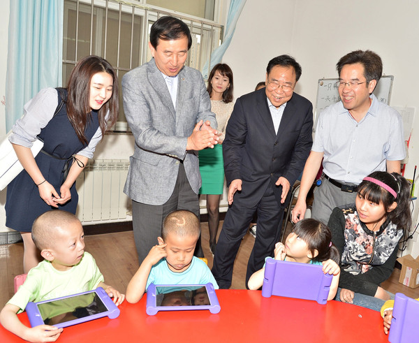 ▲ 조길형 충주시장(왼쪽 두번째)이 중국 자오쭤시 고아원을 방문하고 있다.ⓒ충주시