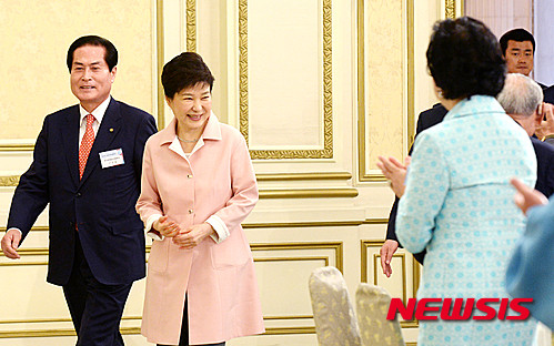 ▲ 박근혜 대통령이 13일 오후 청와대 영빈관에서 열린 2016 전국 지방문화원장과의 오찬에 이경동 한국문화원연합회장과 함께 참석하고 있다. ⓒ뉴시스