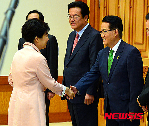 ▲ 박근혜 대통령이 13일 오후 청와대 접견실에서 3당 원내대표·정책위의장과 회동, 국민의당 박지원 원내대표와 악수하고 있다. ⓒ뉴시스