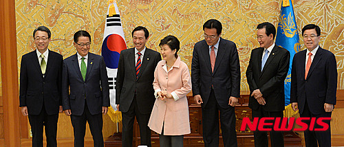 ▲ 박근혜 대통령이 13일 오후 청와대 접견실에서 3당 원내대표·정책위의장과 회동, 웃으며 대화하고 있다. ⓒ뉴시스