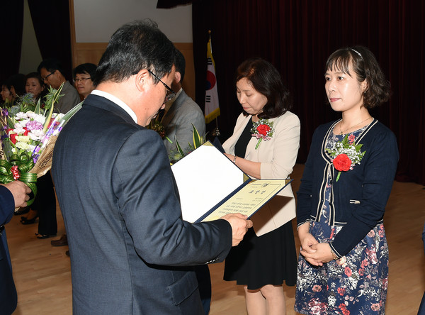 ▲ 김석준 부산광역시교육감이 13일 오전 10시 부산시청 대강당에서 열린 제35회 스승의 날 기념식에서 교육공로자 10명에게 표창을 수여하고 있다ⓒ부산시교육청