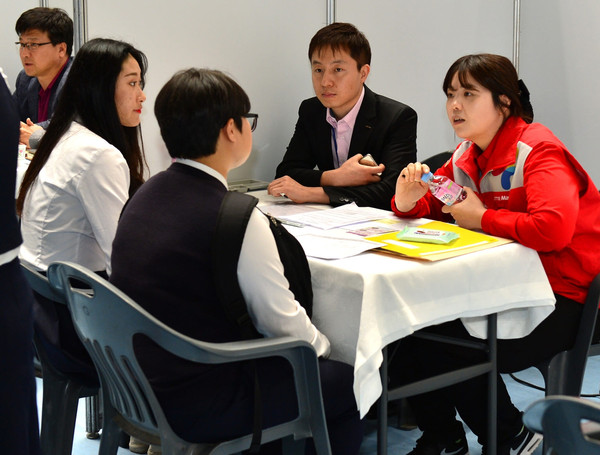 ▲ 구직자들이 기업체 인력 담당직원들과 상담을 벌이고 있다.ⓒ제천시