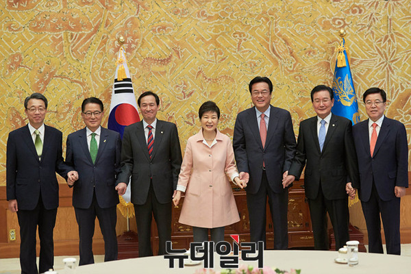 ▲ 박근혜 대통령과 3당 원내지도부가 13일 청와대에서 회동에 앞서 기념촬영을 하고 있다. ⓒ뉴데일리