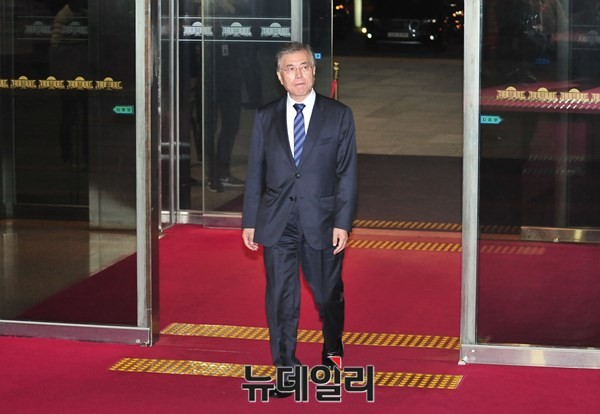 ▲ 더불어민주당 문재인 전 대표는 지난해 10월 청와대-여야 대표 회동에 대해 "절벽을 마주한 암담함을 느꼈다"고 혹평했다. ⓒ뉴데일리 이종현 기자