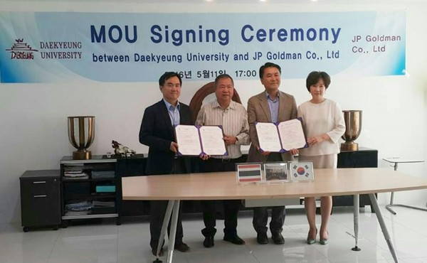 ▲ 지난 11일 유진선 대경대학 설립자(왼쪽 세번째)와 태국 그룹 관계자들이 태국현지에서 펄라구나리조트그룹(Pearl Laguna Resort) 산하 JP 골드만 회사와 협약식를 체결하고 공동으로 학교설립을 위한 협약을 맺었다. ⓒ대경대 제공