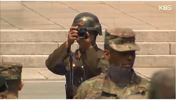 ▲ 지난 12일 북한군이 판문점 공동경비구역 오울렛 초소에 방문한 빈센트 브룩스 주한미군사령관을 촬영하고 있다. ⓒKBS 화면 캡쳐