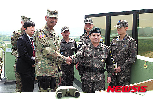 ▲ 빈센트 브룩스 신임 한미연합사령관 겸 주한미군사령관이 지난 12일 오후 군사분계선에서 불과 25m 떨어진 경기도 파주 JSA 경비대대 오울렛 초소를 찾아 대비태세를 점검하고 이순진 합참의장과 악수하고 있다. ⓒ뉴시스