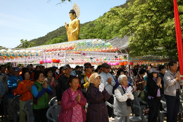 ▲ 충북 보은군 속리산 법주사에서 14일 부처님 오신날 봉축 법요식이 열렸다.ⓒ보은군
