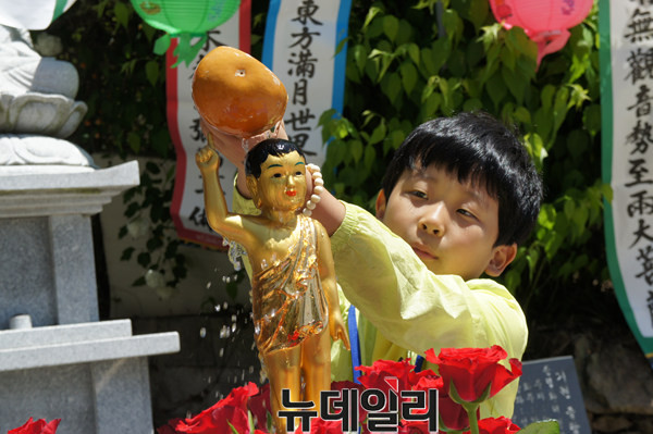 ▲ 부처님오신날인 14일 충북의 한 사찰에서 어린이가 관욕식을 하고 있다.ⓒ김종혁 기자