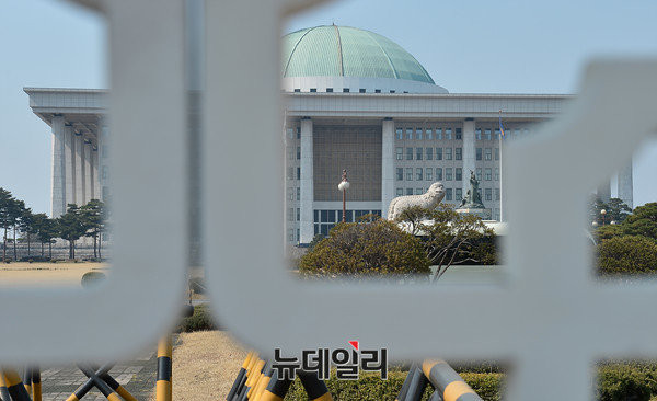 ▲ 20대 국회의 구성을 앞둔 3당이 여전히 세부협상에서 속도를 내지 못하면서 '지각 개원' 가능성을 우려하는 목소리가 정치권 안팎에서 나오고 있다. ⓒ뉴데일리 정상윤 기자