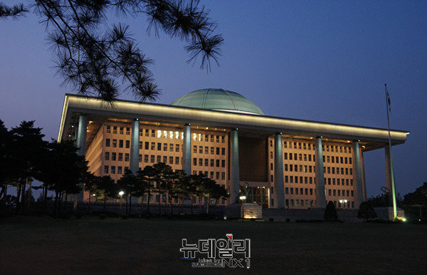 ▲ 새누리당 싱크탱크인 여의도 연구원에서 최근 당에 정계개편 등 원내 의석 확보를 위한 움직임을 자제해야 한다는 내용을 담은 보고서를 발간해 주목된다. ⓒ뉴데일리 정상윤 기자