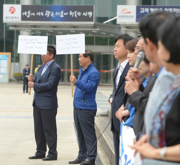 ▲ 지난 13일, 더불어민주당의 20대 국회의원 당선자 워크숍 해단식 풍경. 자신을 권리당원이라고 밝힌 조영길 화순군산림조합장은 정세균 전 대표에 