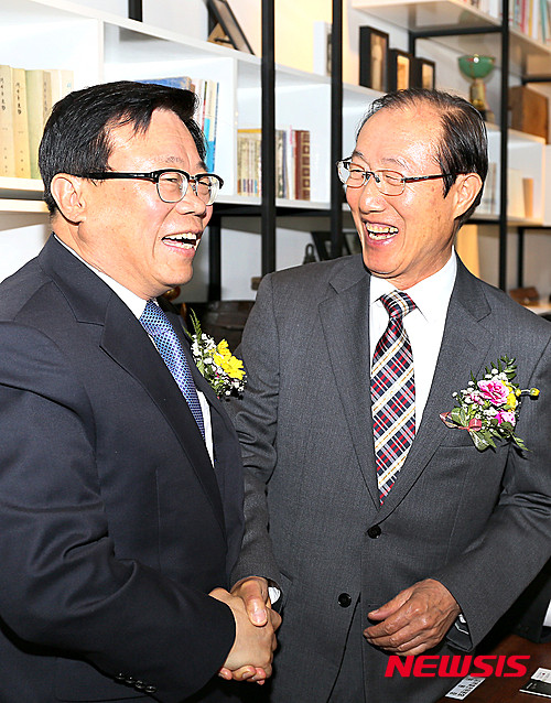 ▲ 4일 충북 청주시 청원구 내수읍 저곡리 마을회관 앞 광장에서 열린 '새뜰마을 사업 기공식'에 참석한 이동필(사진 왼쪽부터) 농림축산식품부장관과 이원종 지역발전위원회 위원장이 반갑게 악수하고 있다. ⓒ뉴시스