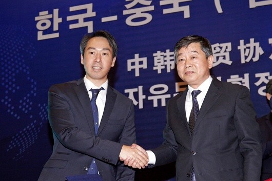 ▲ 섬서성 화산 개발 프로젝트 업무 협약을 체결한 뒤 악수를 나누고 있는 SM엔터테인먼트 김영민 총괄 사장(좌)과 섬서화산여유집단유한공사 장취안(_泉) 동사장(우).  ⓒ SM엔터테인먼트