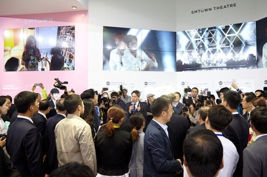 ▲ 실크로드 박람회 SM 융합상품관에 대해 설명하고 있는 SM엔터테인먼트 김영민 총괄 사장.  ⓒ SM엔터테인먼트