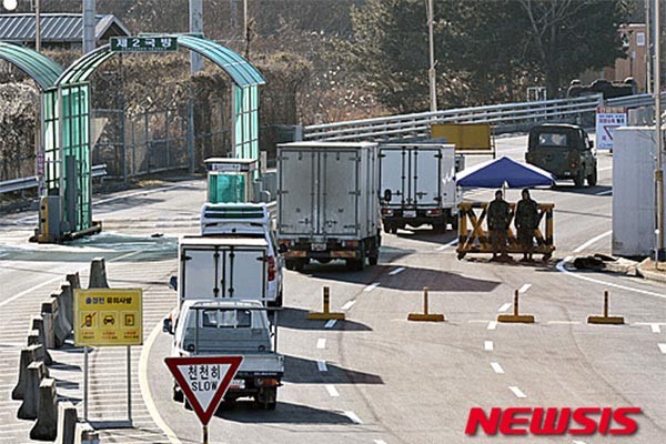 ▲ 지난 1월 6일 북한의 4차 핵실험 직후 남북 경의선 출입경사무소(CIQ)를 넘어가는 차량들. ⓒ뉴시스. 무단전재 및 재배포 금지.
