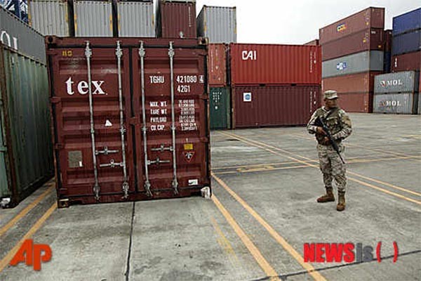 ▲ 2013년 7월 파나마 당국에 억류된 北OMM 소속 청천강호의 화물을 지키고 있는 파나마 경찰. ⓒ뉴시스-AP. 무단전재 및 재배포 금지.