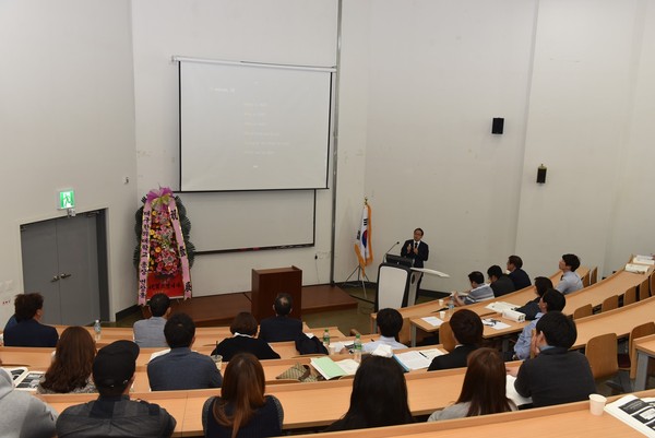 ▲ 지난 13일 대구한의대에서 열린 '춘계 학술대회'에서 대구한의대 김홍 교수가 '인지기능에 있어서 시각운동통합능력의 의미와 활용 가능성'이라는 발표를 하고 있다.ⓒ대구한의대 제공