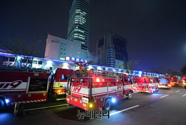 ▲ 동대문 시장 밀집지역에 출동한 소방차들. 앞으로는 소방차와 소방대원의 출동 중 발생한 교통사고에 대해 정부가 모두 지원하게 된다. ⓒ뉴데일리 DB