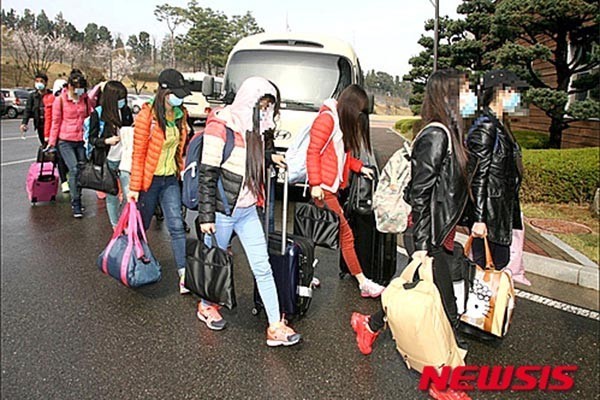▲ 지난 4월 7일 中닝보에 있는 '류경식당'을 탈출해 한국으로 귀순한 북한 여종업원들의 모습. ⓒ뉴시스