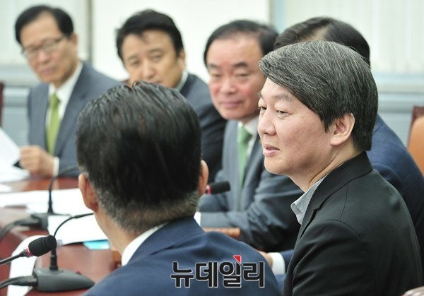 ▲ 16일 국민의당 최고위원회의 직전 국가보훈처의 임을 위한 행진곡 제창 불허 방침이 알려지면서, 이날 최고위는 성토의 장으로 변모해 버렸다. 사진은 앞선 13일 국민의당 최고위원회의 장면. ⓒ뉴데일리 이종현 기자