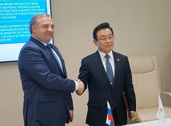▲ 국민안전처 박인용 장관(오른쪽)이 지난 10일 러시아 비상사태부를 방문하고 비상사태부 푸츠코프 장관과 재난대응협력 업무협약을 체결한 후 기념촬영을 했다. ⓒ국민안전처 제공