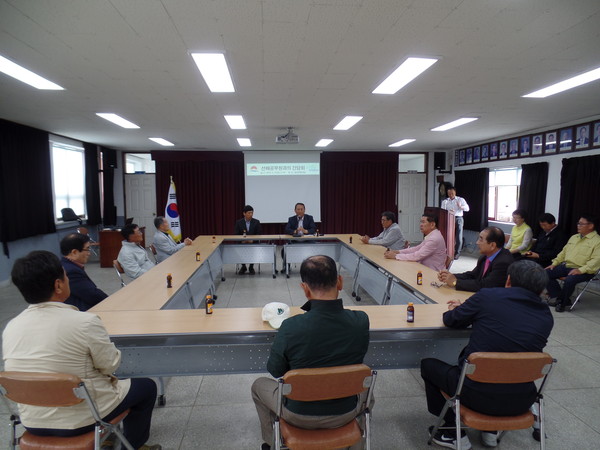 ▲ 김천시 농소면 출신 퇴직공무원이 지난 13일 오전 11시 면사무소 2층 회의실에서 후배공무원 등과 간담회를 가졌다.ⓒ김천시 제공