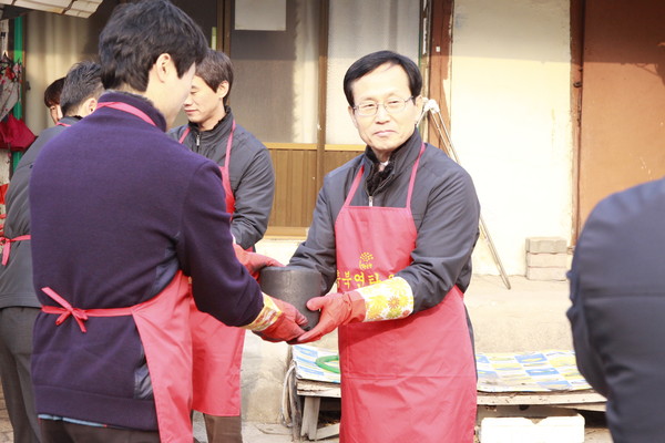 ▲ 연탄봉사에 참여한 계용준 충북개발공사 사장.ⓒ충북개발공사