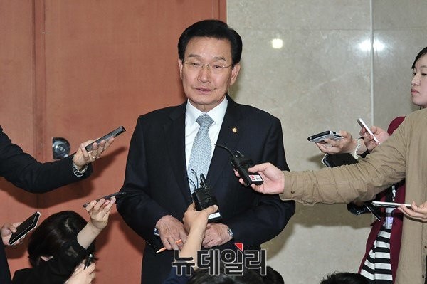 ▲ 더불어민주당 변재일 신임 정책위의장이 16일 KBS 라디오에 출연했다. 그는 협치를 강조했지만, 19대 국회에서 새누리당과 정부에 반대해온 법안에 대해 물러설 생각이 없음을 분명히 했다.  ⓒ뉴데일리 이종현 기자