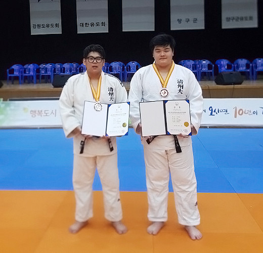 ▲ 최근 강원도 양구에서 열린 ‘전국 청소년 유도선수견 대회’에서 은메달을 획득한 청주대 신재현 선수(왼쪽)와 박병민 선수가 기념촬영을 하고 있다.ⓒ청주대