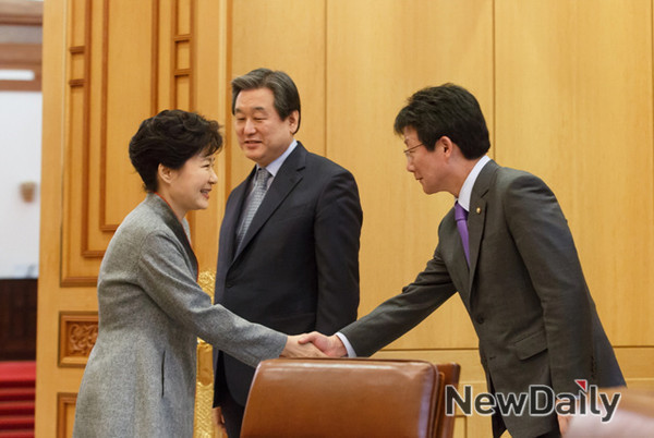 ▲ 김무성 대표와 유승민 원내대표가 청와대를 방문해 박근혜 대통령과 악수하고 있다. ⓒ 자료사진