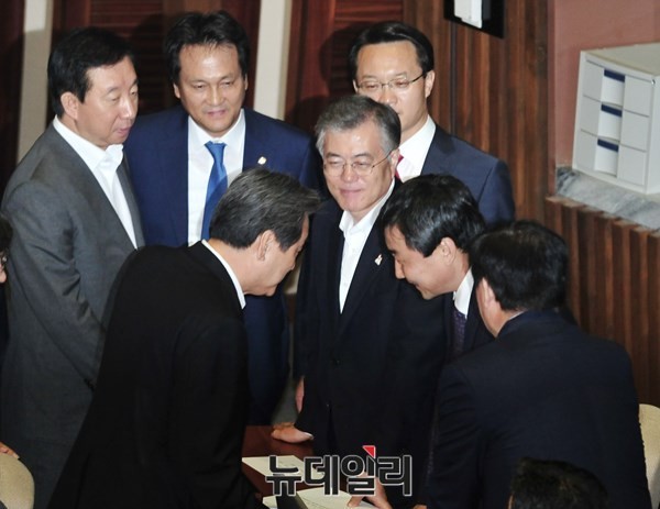 ▲ 김무성 대표와 최경환 부총리가 문재인 더불어민주당 대표와 이종걸 원내대표를 만나 악수를 나누는 모습 ⓒ 자료사진