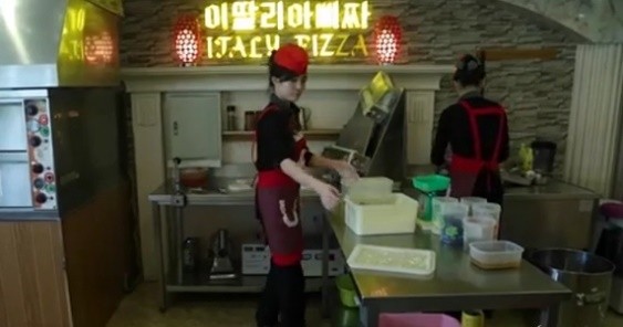 ▲ 평양 시내 한 이탈리아 음식점에서 종업원들이 피자를 만드는 모습 ⓒ美워싱턴포스트 중계 영상 캡쳐