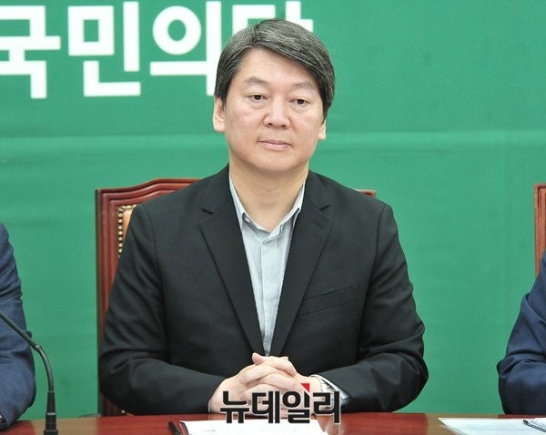 ▲ 국민의당 안철수 대표가 임을 위한 행진곡 정국에서 추가 언급을 삼가고 있어 그 배경을 놓고 의구심이 커지고 있다. 사진은 지난 13일 국회에서 열린 최고위원회의에서 입을 굳게 다문 채 침묵하고 있는 안철수 대표의 모습. ⓒ뉴데일리 이종현 기자