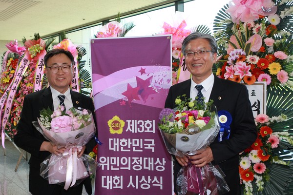 ▲ ‘제3회 대한민국 위민의정대상’ 우수상을 수상한 충북도의회 장선배(오른쪽)·이광희 의원.ⓒ충북도의회