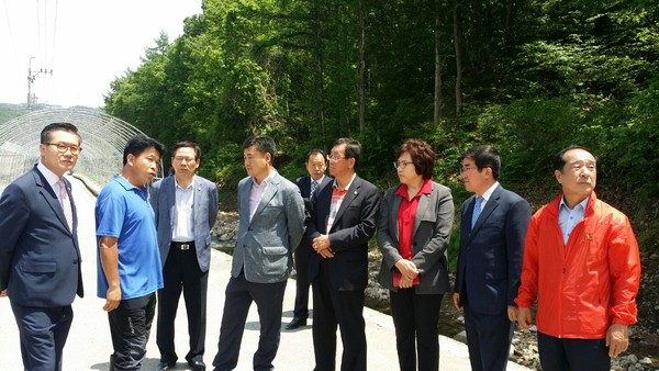 ▲ 황준환 알프스 마을 운영위원장과 함께 마을을 둘러보는 모습.ⓒ옥천군