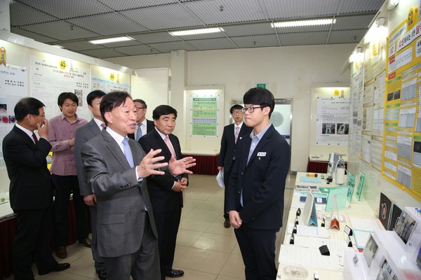 ▲ 설동호대전시교육감이 16일 28회 대전시과학전람회 개관식에 참석,관계자들과 대화를 나누고 있다.@대전시교육청