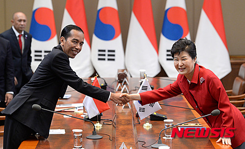 박근혜 대통령이 한국을 국빈 방한 한 조코 위도도 인도네시아 대통령과 16일 오후 청와대에서 정상회담 전 악수하고 있다. ⓒ뉴시스