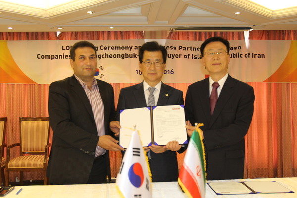 ▲ 이시종 충북도지사가 15일(이란 현지시간) 이란을 방문해 현지 기업과 충북 기업간 수출협약을 맺고 있다.ⓒ충북도