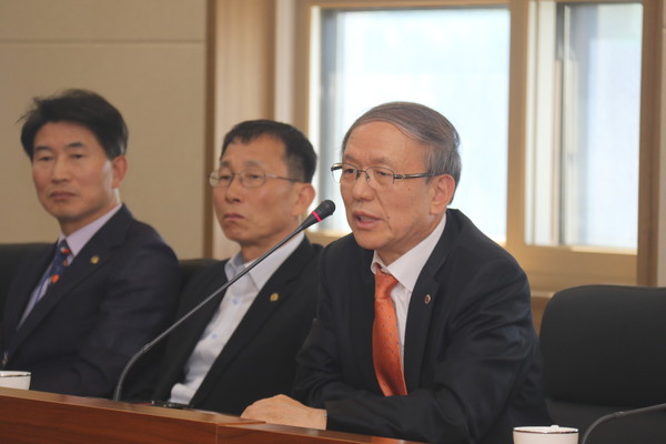 ▲ 윤여표 충북대 총장이 16일 ‘통일교육위원 충북협의회 발족식 및 충북지역 통일교육센터 개소식’을 갖고 인사말을 하고 있다.ⓒ충북대