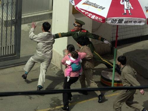 ▲ 중국 주재 우리 공관에 진입하는 탈북자들(자료사진)