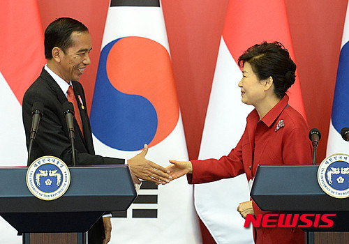 ▲ 박근혜 대통령과 조코 위도도 인도네시아 대통령이 16일 오후 청와대 충무실에서 공동기자회견을 마치고 악수하고 있다. 박 대통령은 '국제 평화와 안정에 기여하기 위해 협력해 나가기로 했다'고 말했다. ⓒ뉴시스