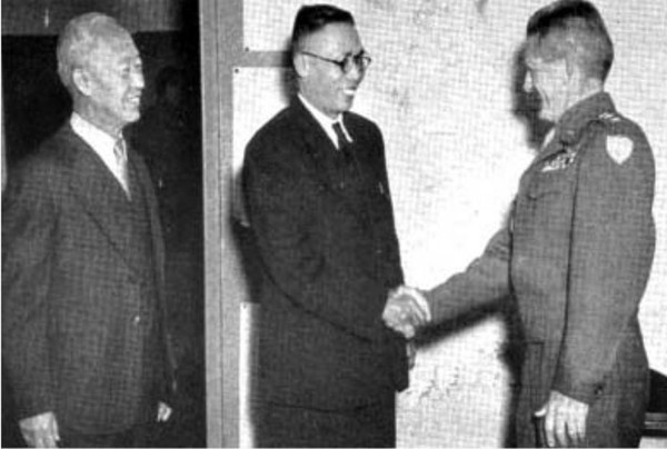 ▲ 상해에서 귀국한 임정주석 김구(가운데)를 하지 미군사령관에게 소개하는 이승만(자료사진)